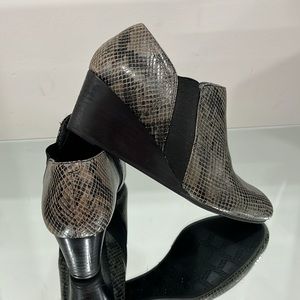 Vionic Stanton Leather Pyton/ Snakeskin Pattern Wedge Pull on Booties Black 8